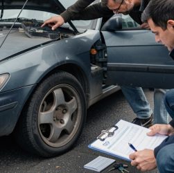 Inspection réaliste d’une voiture d’occasion sur un parking européen, avec documents administratifs et ambiance automobile.